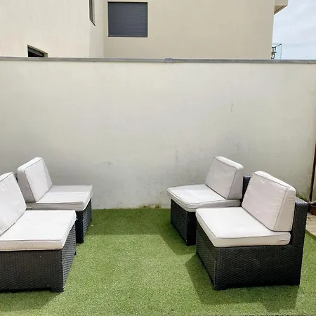 Spacious In Espinho With Fireplace, 87 Sqm *
