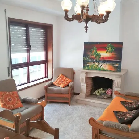 Spacious In Espinho With Fireplace, 87 Sqm Apartment